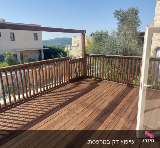 מרפסת עץ עם מעקה עץ וגג פתוח